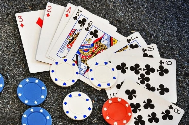 Người chơi phỏm lâu năm nhìn toàn cục ván bài đang diễn ra trên Net88 Người chơi phỏm lâu năm nhìn toàn cục ván bài đang diễn ra trên Net88
